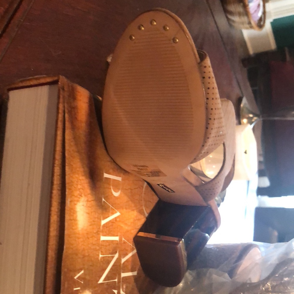 NWT TAN/TAUPE/LIGHT BROWN Louise et Cie Leather shootie/mule. Size 7M - Picture 3 of 6